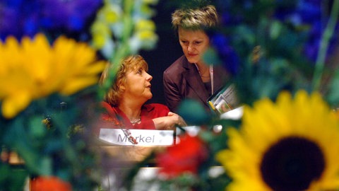 Frauen hinter Blumen
