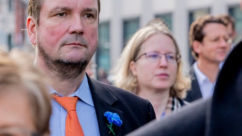 Mann in Menschengruppe
