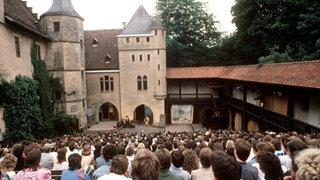 Blick über das Publikum zur Freilichtbühne im Burghof der Götzburg in Jagsthausen am 19.6.1988 während einer Aufführung des Goethe-Schauspiels "Götz von Berlichingen".