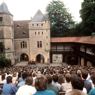 Blick über das Publikum zur Freilichtbühne im Burghof der Götzburg in Jagsthausen am 19.6.1988 während einer Aufführung des Goethe-Schauspiels "Götz von Berlichingen".