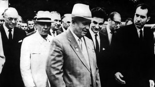 US-Vizepräsident Richard Nixon (r) und der sowjetische Ministerpräsident Nikita Chruschtschow (l) 24.07.1959 in Moskau beim Besuch einer amerikanischen Ausstellung im Rahmen eines Kulturaustausch-Programms.