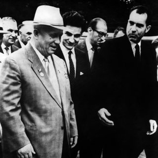 US-Vizepräsident Richard Nixon (r) und der sowjetische Ministerpräsident Nikita Chruschtschow (l) 24.07.1959 in Moskau beim Besuch einer amerikanischen Ausstellung im Rahmen eines Kulturaustausch-Programms.