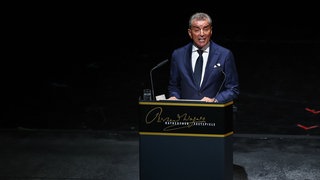 Michel Friedman, jüdischer Publizist, hält eine Gedenkrede unter dem Titel „Über Bayreuth, über Deutschland. Versuch einer Gesellschaftsanalyse“ auf der Bühne des Festspielhauses der Richard-Wagner-Festspiele.