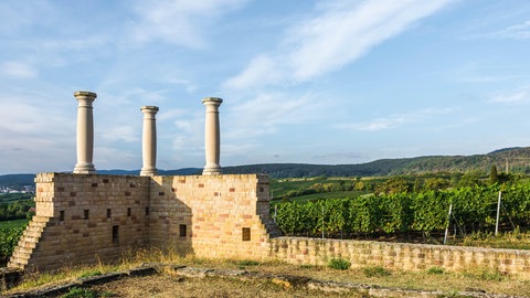 Ruinen der römischen Villa Rustica Weilberg inmitten der Weinberge bei Bad Dürkheim in Rheinland-Pfalz. Das antike Landgut ist ein Zeugnis des römischen Weinbaus und liegt an der Deutschen Weinstraße.
