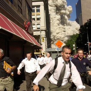Menschen fliehen vor der Staubwolke in New York am 11.9.2001