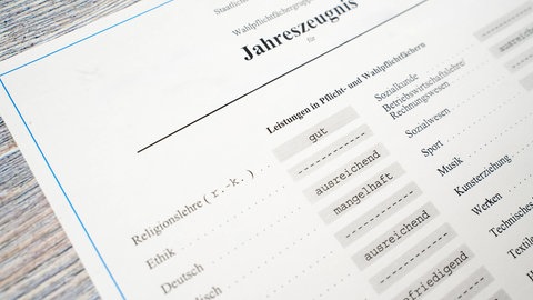 Ein Jahreszeugnis. Die RWI Studie zeigte, dass Lehrkräfte besonders zur besseren Note tendierten, wenn Kinder mit Migrationshintergrund zwischen zwei Noten standen.