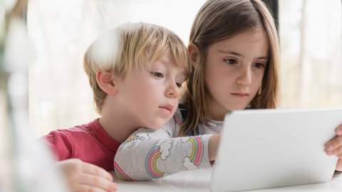 Die älteste Tocher übernimmt nicht immer mehr Verantwortung als ihre Geschwister. Viel hängt davon ab, wie die Eltern die Verantwortung zwischen ihren Kindern verteilen.  Ein Mädchen und ein Junge.