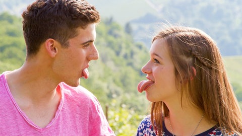 Mit der Zeit versuchen Geschwister sich von einander abzugrenzen, indem sie zum Beispiel verschiedenen Hobby nachgehen oder die Tochter andere politische Positionen vertritt als der Sohn. 