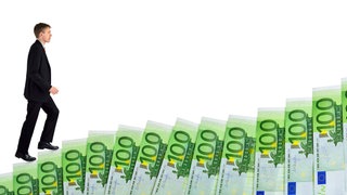 Ein Mann steigt einge "Treppe" aus grünen 100-Euro-Scheinen hinauf (Grafik): 