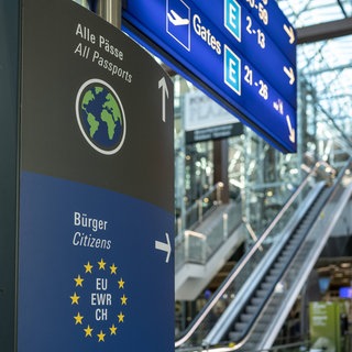 Hinweisschilder Passkontrolle am Flughafen Frankfurt