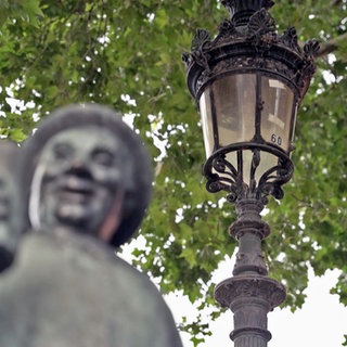 Eine französische Laterne steht neben dem Schoppenstecher in Mainz