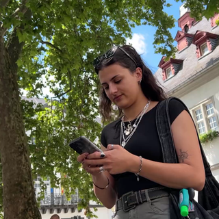 Frau mit Smartphone in der Hand