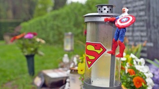 Geschmücktes Kindergrab auf dem Trierer Friedhof