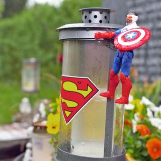 Geschmücktes Kindergrab auf dem Trierer Friedhof