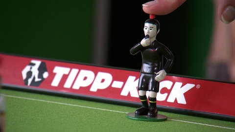 Tipp-Kick Schiedsrichter mit Pfeife im Mund