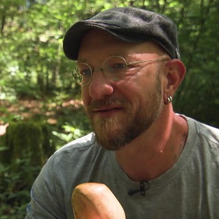 Sven Vollbracht spricht im Wald über seine Berufung als Waldschrat