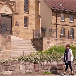 Sonja in Auenwald vor einer Kirche