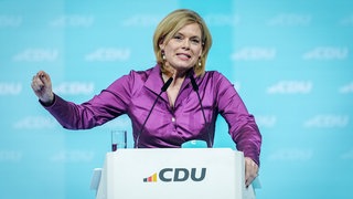 Julia Klöckner von der CDU am Rednerpult | Ist Julia Klöckner die richtige für das Amt der Bundestagspräsidentin?