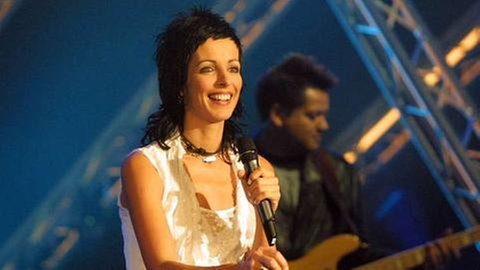 Die Musikerin Nena steht mit Vokuhila bei einem Konzert in den 80ern auf der Bühne.
