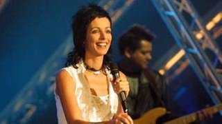 Die Musikerin Nena steht mit Vokuhila bei einem Konzert in den 80ern auf der Bühne.