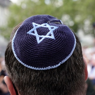 Ein Mann trägt die jüdische Kopfbedeckung Kippa