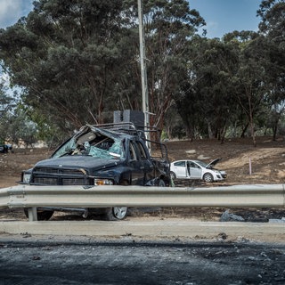 Zerstörte Fahrzeuge sind in der Nähe des Geländes des Supernova-Festivals für elektronische Musik zu sehen, nach dem Angriff islamistischer Hamas-Kämpfer am 7. Oktober 2023.