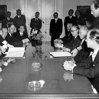 Blick auf die Mitglieder der israelischen und deutschen Delegation während der Konferenz zum deutsch-israelischen Wiedergutmachungsabkommen