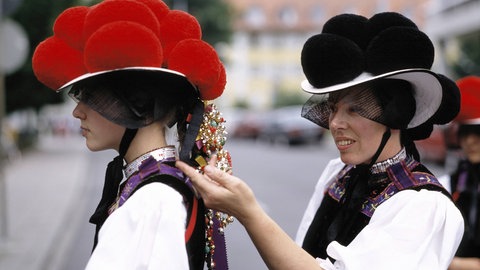 Unverheiratete (li.) und verheiratete Frauen mit einem in Teilen des Schwarzwaldes typischen Bollenhut
