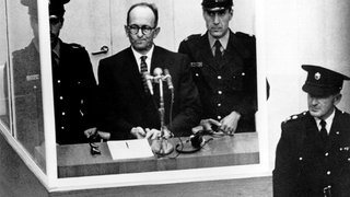 Adolf Eichmann während seiner Vernehmung am ersten Prozeßtag