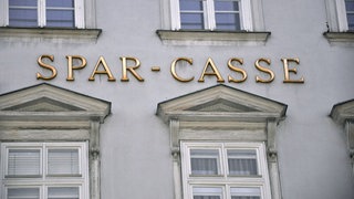 Das Wort „Spar-Casse” an einer Hauswand
