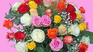 Ein großer Blumenstrauß mit Rosen, der von Floristen von Hand gestaltet wurde und keine Fertigware ist.