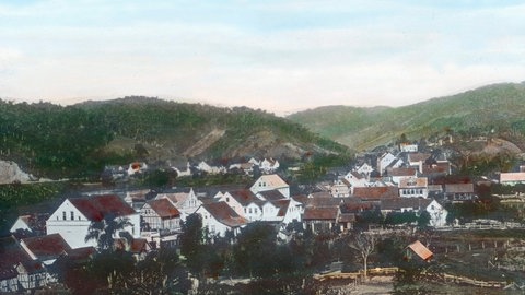 Blick auf die deutsche Siedlung Blumenau in brasilianischer Landschaft