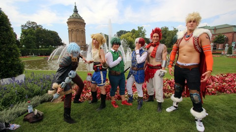 Animagic 2018: Cosplayer*innen aus der Serie "My Hero Academia" posieren im Park vor dem Mannheimer Wasserturm.