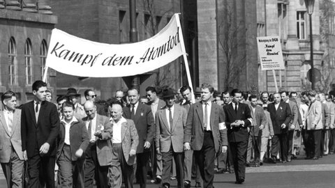 Demonstranten führen ein Transparent mit der Aufforderung "Kampf dem Atomtod"