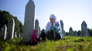 Eine Frau trauert nach dem Massaker von Srebrenica