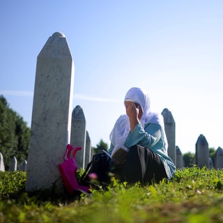 Eine Frau trauert nach dem Massaker von Srebrenica