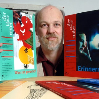 Siegfried Reusch ist Verleger, Herausgeber und Redakteur des Philosophie-Journals „der blaue reiter“, aufgenommen in seinem Büro in Stuttgart-Zuffenhausen mit einigen Ausgaben seiner Hefte am 14.03.2005