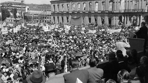 70 000 Heimatvertriebene protestieren am 5. August 1950 vor dem Stuttgarter Neuen Schloss