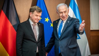 Johann Wadephul (l,CDU), Außenminister, steht neben Benjamin Netanjahu, Ministerpräsident von Israel nach einem Gespräch im Amtssitz des Regierungschefs.