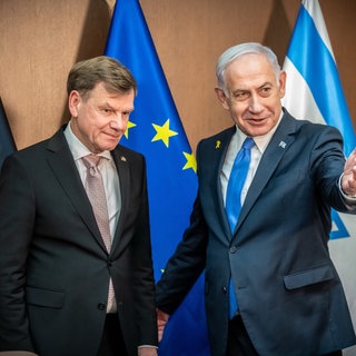 Johann Wadephul (l,CDU), Außenminister, steht neben Benjamin Netanjahu, Ministerpräsident von Israel nach einem Gespräch im Amtssitz des Regierungschefs.