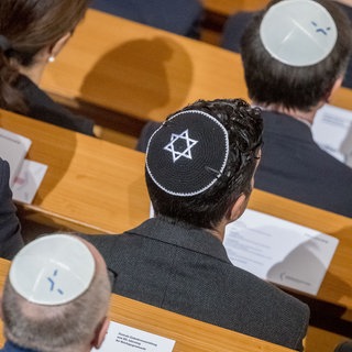 Gäste tragen Kippa bei der Zentralen Gedenkveranstaltung vom Zentralrat der Juden in Deutschland zum 80. Jahrestag der «Pogromnacht» von 1938 in der Synagoge Rykestraße.