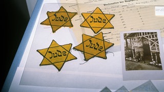 Im Holocaust Museum in Washington werden am 13.03.1990 Judensterne und Dokumente aus dem Dritten Reich ausgestellt. 