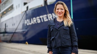 Antje Boetius posiert vor dem Forschungsschiff Polarstern, das am Gelände der Lloyd Werft im Kaiserhafen Drei in Bremerhaven liegt. 