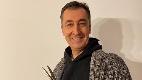 Der Grünen-Bundestagsabgeordnete und designierte Landwirtschaftsminister Cem Özdemir im Mantel seines 2015 verstorbenen Vaters und mit der Scheiderschere seiner Mutter