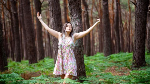 Junge Frau beim Waldbaden
