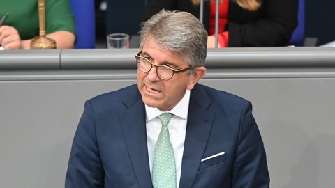 Wolfram Weimer, Kulturstaatsminister, spricht in der Generaldebatte zum Haushalt im Plenum des Bundestags.