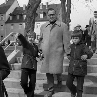 Helmut Kohl 1974 auf der Straße in Ludwigshafen, mit den Söhnen Walter und Peter, auf dem Weg zum Wahllokal