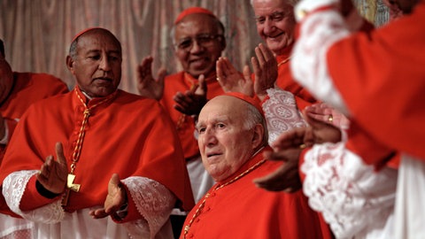Kardinäle applaudieren dem frisch zum Papst gewählten Kardinal Melville. Michel Piccoli als Hauptdarsteller im Kinofilm „Habemus Papam“.