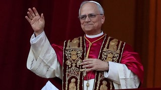 US-Kardinal Robert Francis Prevost am 8. Mai 2025 als neugewählter Papst Leo XIV. auf der Loggia des Petersdoms