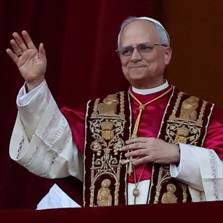 US-Kardinal Robert Francis Prevost am 8. Mai 2025 als neugewählter Papst Leo XIV. auf der Loggia des Petersdoms